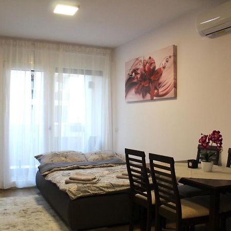 Apartman Sarah Lägenhet Oradea Exteriör bild