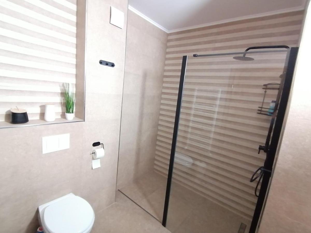 Apartman Sarah Lägenhet Oradea Exteriör bild