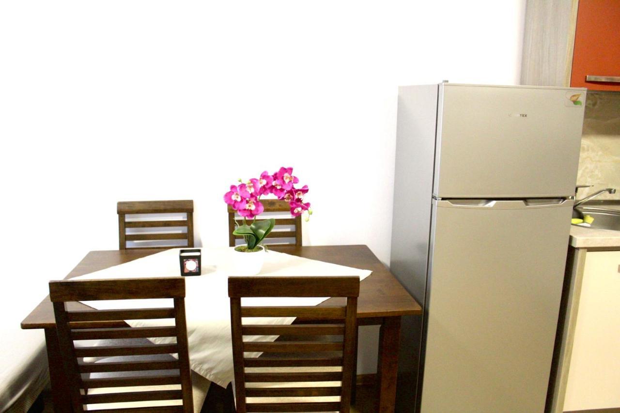 Apartman Sarah Lägenhet Oradea Exteriör bild