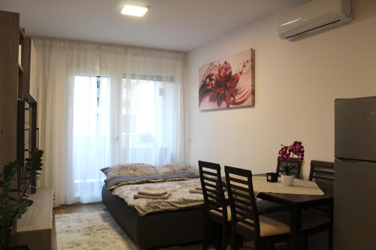 Apartman Sarah Lägenhet Oradea Exteriör bild