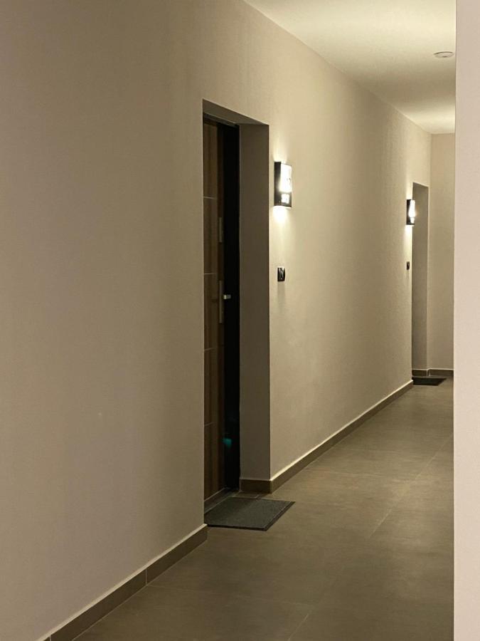 Apartman Sarah Lägenhet Oradea Exteriör bild