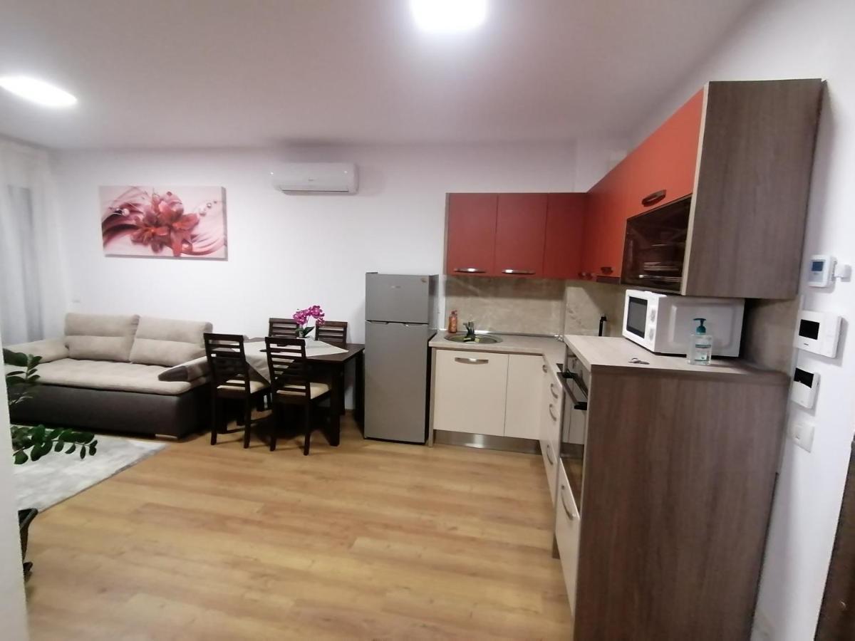 Apartman Sarah Lägenhet Oradea Exteriör bild