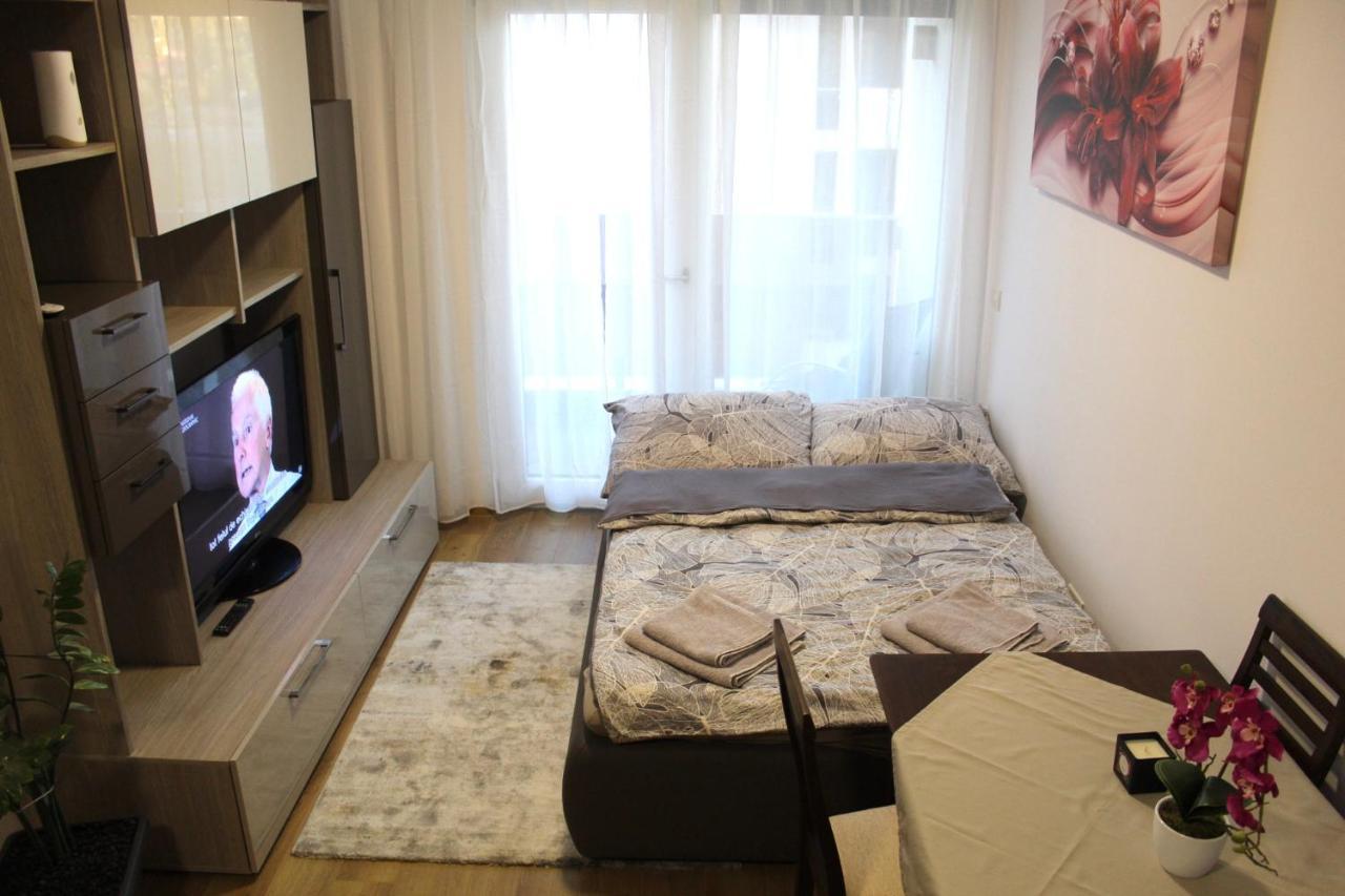 Apartman Sarah Lägenhet Oradea Exteriör bild