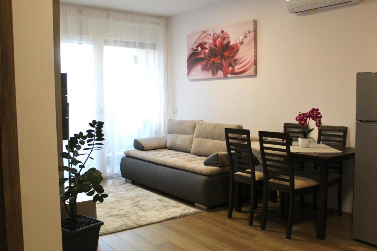 Apartman Sarah Lägenhet Oradea Exteriör bild